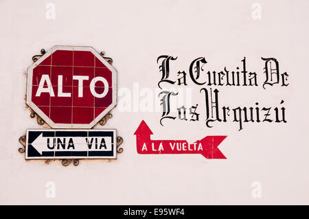 Stop-Schild, Einweg Zeichen und Geschäft Schild an Wand, Antigua, Guatemala Stockfoto