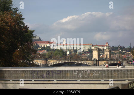 Verschiedene Ansichten von Prag, eine elegante Stadt der Schlösser, Museen, Hallen & Gärten rund um den Fluss durch das Weben. Elegante Stockfoto