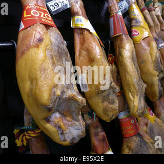 Eine Darstellung der verschiedenen Marken des spanischen Schinken, Jamon Serrano in einem Supermarkt in Spanien. Stockfoto