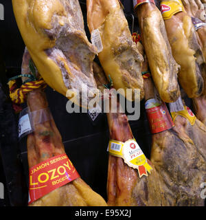 Eine Darstellung der verschiedenen Marken des spanischen Schinken, Jamon Serrano in einem Supermarkt in Spanien. Mijas Costa. Stockfoto