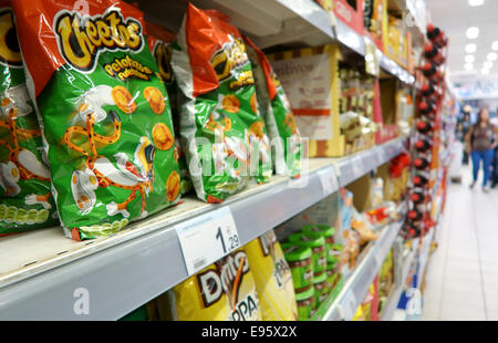 Eine Darstellung der Kartoffelchips Taschen und andere Snacks in einem Supermarkt in Spanien. Mijas Costa. Stockfoto