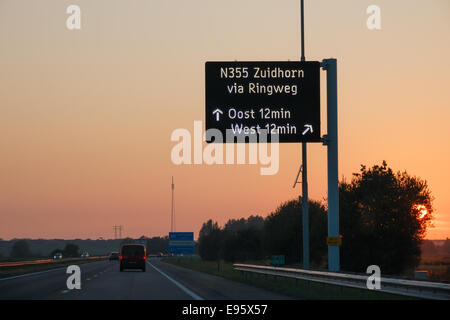 Elektronische Informationen Verkehrszeichen in den Ansatz Weg zu den nördlichen niederländischen Groningen bei Sonnenuntergang Stockfoto