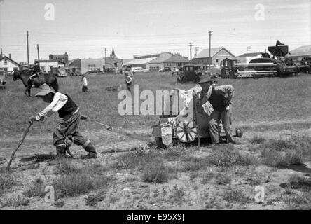 Zwei jungen, die Durchführung einer Pionier-Themas spielen im Freien. 1940er Jahre, 1950er-Jahre 21/4 x 31/4 negative Dies ist einer der 54 Fotos im Album "Fort Macleod anonym". Die meisten sind in den späten 1940er Jahren in Fort Macleod, Alberta gedreht. Die Stockfoto