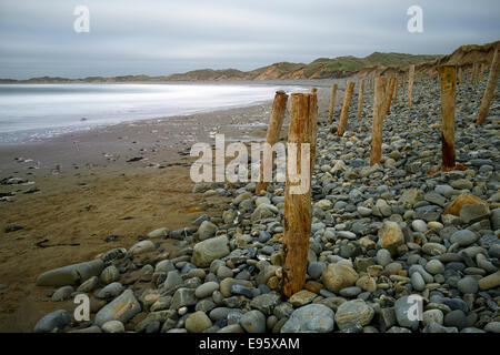 Doughmore Beach County Clare Irland hölzerne Beiträge leisten Felsen, Felsbrocken, die Düne Schutz schützen erodieren, erosion Stockfoto