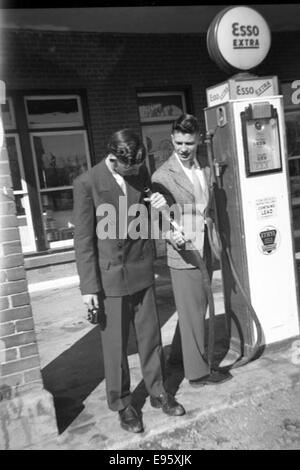 Zwei junge Männer Prüfung Kraftstoffschlauch an Esso-Tankstelle. März 1948 21/4 x 31/4 negative eines 54 Fotos im Album "Fort Macleod anonym" ist. Die meisten sind in den späten 1940er Jahren in Fort Macleod, Alberta gedreht. Stockfoto