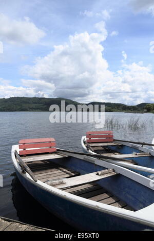 Zwei Ruderboote am Pier auf See als Hintergrund Stockfoto