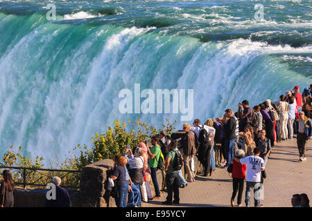 Touristen mit Blick auf und genießen den Blick auf den Horseshoe Falls, Teil von Niagara Falls, Ontario, Kanada. Stockfoto