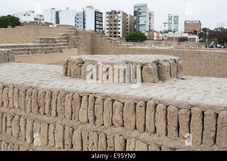 Lehmziegeln an der Pyramide Huaca Pucllana oder Huaca Juliana, mit modernen Miraflores Gebäuden im Hintergrund, Lima, Peru Stockfoto