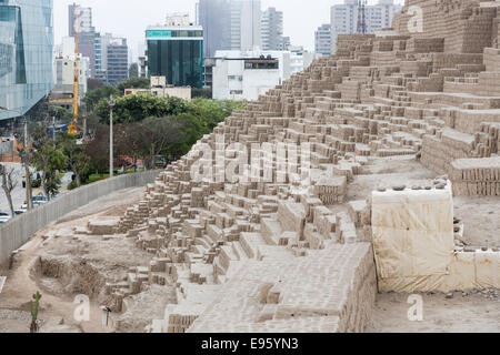 Pyramide Huaca Pucllana oder Huaca Juliana, mit modernen Miraflores im Hintergrund, Lima, Peru Stockfoto