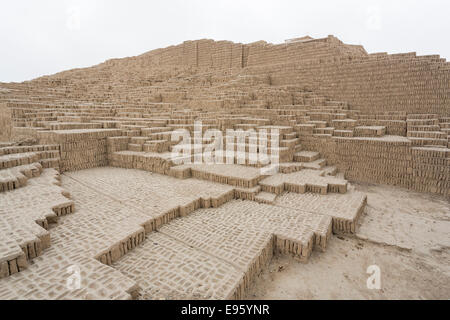 Sightseeing: Stufen und Terrassen von Adobe Sun-dried Backstein bei der kultigen Prä-inka-Pyramide Huaca Pucllana oder Huaca Juliana, Miraflores, Lima, Peru Stockfoto