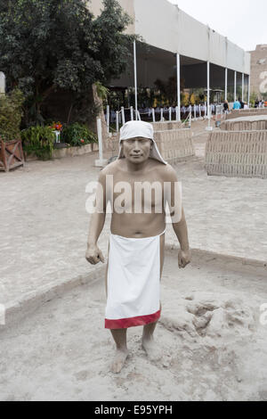 Mannequin des ursprünglichen Wari Einwohner auf der ikonischen Huaca Pucllana oder Huaca Juliana Prä-inka-Pyramide, Miraflores, Lima, Peru Stockfoto