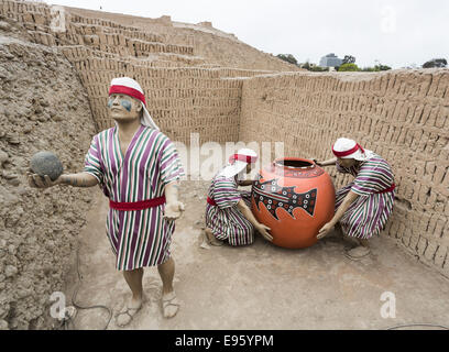 Mannequins der ursprünglichen Wari Lima Kultur Priester im ikonischen Huaca Pucllana oder Huaca Juliana Prä-inka-Pyramide, Miraflores, Lima, Peru Stockfoto