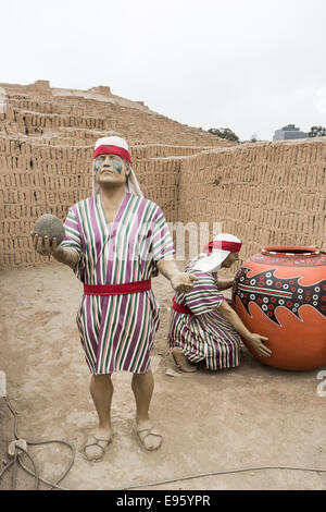 Mannequins der ursprünglichen Wari Lima Kultur Priester im ikonischen Huaca Pucllana oder Huaca Juliana Prä-inka-Pyramide, Miraflores, Lima, Peru Stockfoto