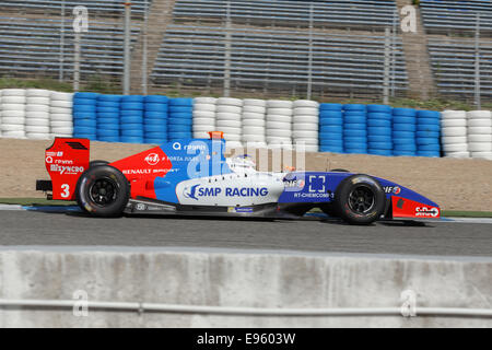 JEREZ DE LA FRONTERA, Spanien - 19. Oktober 2014: Sergey Sirotkin Fortec Motorsport Team fährt mit seinem Auto auf der Rennstrecke von Jerez Stockfoto