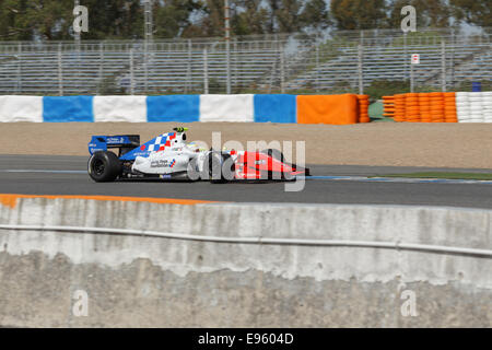 JEREZ DE LA FRONTERA, Spanien - 19. Oktober 2014: Oliver Rowland Fortec Motorsport Team fährt mit seinem Auto auf der Rennstrecke von Jerez Stockfoto