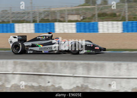 JEREZ DE LA FRONTERA, Spanien - 19. Oktober 2014: Will Stevens von Strakka Racing Team fährt mit seinem Auto auf der Rennstrecke von Jerez Stockfoto