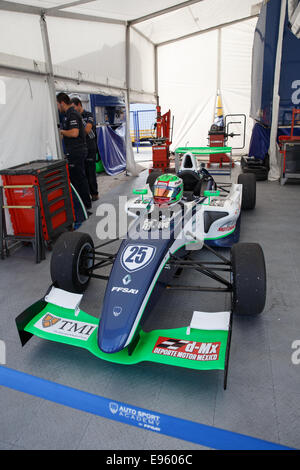 JEREZ DE LA FRONTERA, Spanien - 19. Oktober 2014: Französische F4 Meisterschaft. Patricio O'ward Auto sitzt in garage Stockfoto