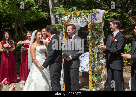 Braut und Bräutigam am standesamtliche Trauung Hochzeitsfeier Hochzeitsgäste in Marin Kunst und Garten Center in Ross in Marin County in Kalifornien