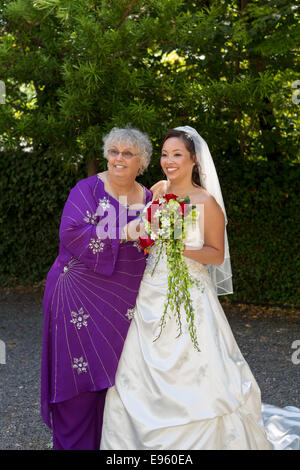 Mutter und Tochter, Braut, Hochzeit, Marin Kunst und Garten-Center, Ross, Marin County, California, Vereinigte Staaten von Amerika Stockfoto