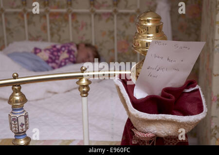 Mädchen schläft in der Weihnachtsnacht Stockfoto