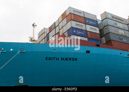 London-Gateway, Essex, England. 19. Oktober 2014. Containerschiff Edith Maersk ist bei London Gateway auf der Themse in Stanford-le-Hope, Essex am 19. Oktober 2014 sehen. Edith Maersk ist das größte Schiff überhaupt, Reisen über die Themse und Maßnahmen 397 Meter lang, 56 m breit, hat einen Tiefgang von 16 Metern und kann bis zu 15.500 Größe Standardcontainer transportieren. Stockfoto