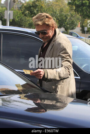 Französischer Sänger und Schauspieler Johnny Hallyday kommen bei seinem Bentley auf dem Parkplatz, Fing ein Ticket auf seine Windschutzscheibe Featuring: Johnny Hallyday Where: Los Angeles, Vereinigte Staaten von Amerika bei: 17. April 2014 Stockfoto