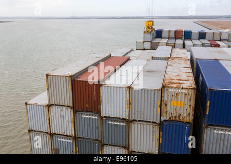 London-Gateway, Essex, England. 19. Oktober 2014. Containerschiff Edith Maersk ist bei London Gateway auf der Themse in Stanford-le-Hope, Essex am 19. Oktober 2014 sehen. Edith Maersk ist das größte Schiff überhaupt, Reisen über die Themse und Maßnahmen 397 Meter lang, 56 m breit, hat einen Tiefgang von 16 Metern und kann bis zu 15.500 Größe Standardcontainer transportieren. Stockfoto