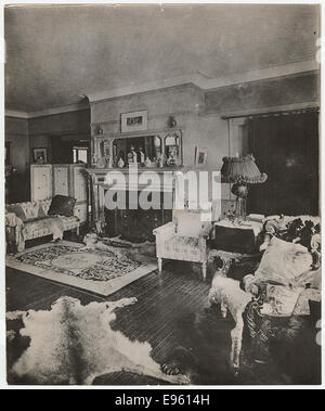 Ein Foto vom Empfangsraum in Sagamore Hill, dem Haus von Theodore Roosevelt. Das Bild zeigt den historischen Raum, in dem Roosevelt Besucher empfing und politische Geschäfte tätigte, was die Persönlichkeit und historische Bedeutung des 26. US-Präsidenten widerspiegelt. Stockfoto