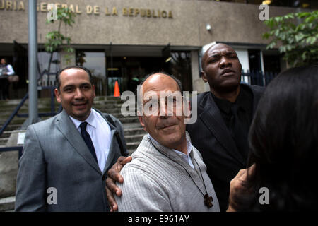 Mexico City, Mexiko. 20. Oktober 2014. Priester und Aktivist Alejandro Solalinde(C) kommt bei der stellvertretender Attorney Specialized in Untersuchung des organisierten Crimed, den Fall von 43 vermissten Studenten der normalen ländlichen Schule "Raul Isidro Burgos" des Ayotzinapa, in Mexiko-Stadt, Hauptstadt von Mexiko, am 20. Oktober 2014 zu erklären. Das Büro des Attorney General von Mexiko bot eine Belohnung von 1.500.000 Pesos (ca. 111.500 US-Dollar), wer die vermissten Studenten informiert. Bildnachweis: Guillermo Arias/Xinhua/Alamy Live-Nachrichten Stockfoto