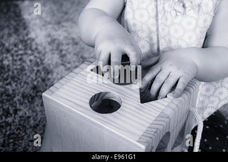 Babymädchen spielen Stockfoto