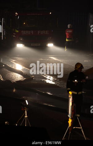 Oberen Edmonton, Enfield, Großbritannien. 20. Oktober 2014. Um ca. 21:15 am Montag 20. Okt. Londoner Feuerwehr hießen auf Berichte über ein Feuer in einer Lagerhalle auf Eley Gewerbegebiet Angel unterwegs. Die Räumlichkeiten des Turnomatic haben im Feuer schwer beschädigt, die Teil des Daches des Gebäudes zerstört hat. Einige 50 Feuerwehrleute aus ganz London hießen Szene von Feuerwachen so weit entfernt wie Whitechapel im Osten Londons. Eine London Fire Brigade Pressemitteilung zufolge gab es keine gemeldeten Verletzungen. Turnomatic sind ein Hersteller von Präzisionsdrehteilen. Bildnachweis: HOT SHOTS/Alamy Liv Stockfoto