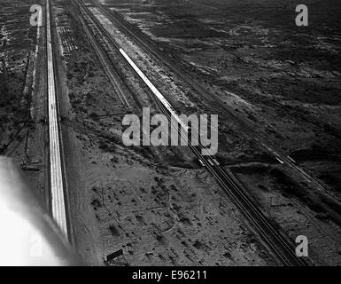 Ein Blick aus der Vogelperspektive einer Diesellokomotive von der Southern Pacific Railroad, die das stromlinienförmige Design des Zuges zeigt. Das Bild zeigt die Fortschritte in der Zugtechnik Mitte des 20. Jahrhunderts. Stockfoto
