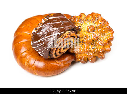 Frische und leckere Brötchen mit Sesam und Mohn, Bagel mit Marmelade und Brötchen mit Schokolade auf weißem Hintergrund Stockfoto