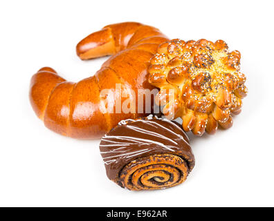 Frische und leckere Brötchen mit Sesam und Mohn, Bagel mit Marmelade und Brötchen mit Schokolade auf weißem Hintergrund Stockfoto