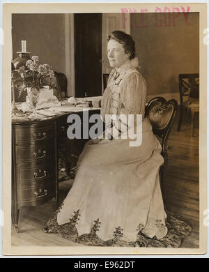 Dieses Foto zeigt Edith Kermit Carow Roosevelt, die Ehefrau von Präsident Theodore Roosevelt, an einem Schreibtisch. Sie war von 1901 bis 1909 First Lady und war bekannt für ihre enge Beziehung zu ihrem Mann und ihre Beteiligung an Angelegenheiten des Weißen Hauses. Stockfoto