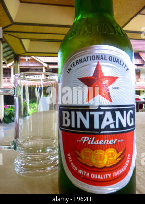 indonesische Bintang Bierflasche mit Glas Stockfoto