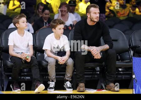 Staples Center, Los Angeles, Kalifornien, USA. 19. Oktober 2014. David Beckham und Kinder besuchen die Lakers Basketballspielen gegen die Utah Jazz. Das Spiel endete in einem Score von Lakers 98, Jazz-91. © Aktion Plus Sport/Alamy Live-Nachrichten Stockfoto