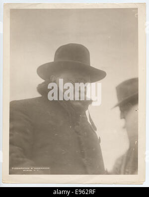 Ein Foto von Präsident Theodore Roosevelt (1858-1919), der eine Rede im Schnee hält. Roosevelt, bekannt für seine starke Persönlichkeit und Führung, war ein einflussreicher amerikanischer Präsident und eine Schlüsselfigur im frühen 20. Jahrhundert. Stockfoto