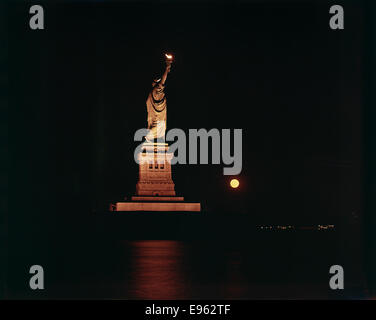 [Statue der Freiheit und der zunehmenden Mond während der Blackout] Stockfoto