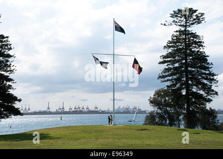 Zwei Menschen umarmen unter Fahnenmast bei Kamay Botany Bay National Park, Sydney. Stockfoto