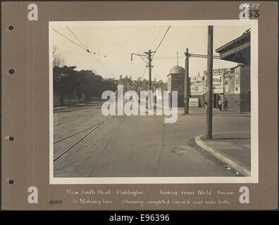 Neue South Head [Road] Paddington aus Nield Avenue Mahoney Lane - Vorführung abgeschlossen Betonstraße unter Verkehr Stockfoto