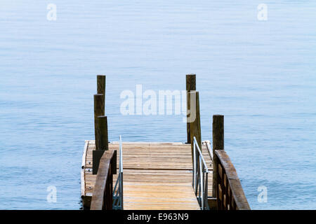 Einem einzigen alten, Schwimmen, Boot dock aus Holzplanken und Beiträge bei Lake Murray, SC an einem bewölkten Tag. Stockfoto