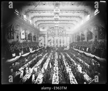 Ein Foto, das am ANZAC Day 1916 aufgenommen wurde und ein Abendessen für zurückgekehrte Soldaten im Rathaus in Sydney zeigt. Das Bild dokumentiert die Veranstaltung zu Ehren der im Ersten Weltkrieg gedienten Personen und stellt einen bedeutenden Moment in Australiens Gedenken an den ANZAC Day dar. Stockfoto