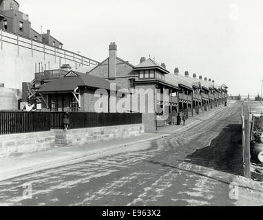 Blick von Terrasse beherbergt High Street, Millers Point (NSW).  Sydney Harbour Trust Kindergarten im Vordergrund. Stockfoto