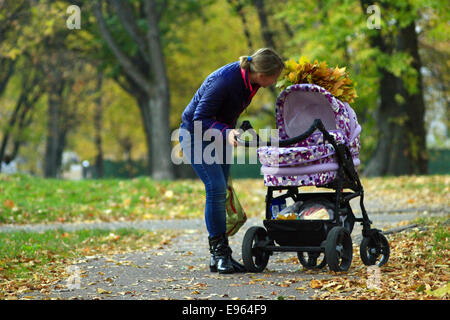 Perambulator stehend in den Park und Wisp os gelbes Herbstlaub drauf Stockfoto