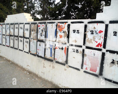 Tunis, Tunesien. 14. Oktober 2014. Eine Gitter-Muster mit Namen ist in schwarz an einer Wand in Tunis, Tunesien, 14. Oktober 2014 gemalt. In dem Stimmzettel aufgeführten Vertragsparteien können hier ihre Wahlplakate hängen. Foto: Tarak Guizani/Dpa/Alamy Live News Stockfoto