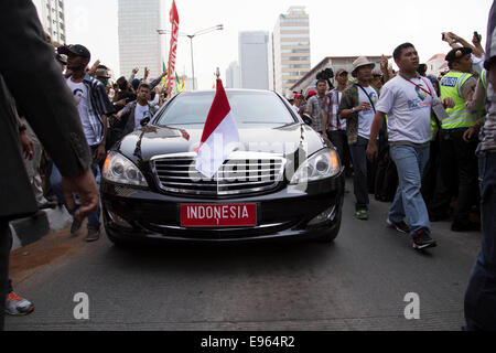 Jakarta, Indonesien. 20. Oktober 2014. Indonesien 1 Jokowi Auto verbinden den Konvoi. Jokowi Einweihung gefeiert nahe Hotel Indonesien Kreisverkehr Indonesisch Palast zum neuen Präsidenten Reiten indonesische traditionelle Pferdekutsche namens "Kereta Kencana". Bildnachweis: Donal Husni/Alamy Live-Nachrichten Stockfoto