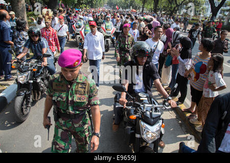 Jakarta, Indonesien. 20. Oktober 2014. Präsident besondere Kraft die Straße für den Jokowi-Konvoi zu sichern. Jokowi Einweihung gefeiert nahe Hotel Indonesien Kreisverkehr Indonesisch Palast zum neuen Präsidenten Reiten indonesische traditionelle Pferdekutsche namens "Kereta Kencana". Bildnachweis: Donal Husni/Alamy Live-Nachrichten Stockfoto