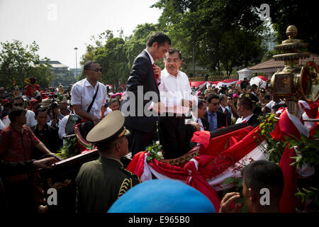 Jakarta, Indonesien. 20. Oktober 2014. Jokowi Prüfung auf seine Krawatte vor dem Eintritt in den Palast. Jokowi Einweihung gefeiert nahe Hotel Indonesien Kreisverkehr Indonesisch Palast zum neuen Präsidenten Reiten indonesische traditionelle Pferdekutsche namens "Kereta Kencana". Bildnachweis: Donal Husni/Alamy Live-Nachrichten Stockfoto