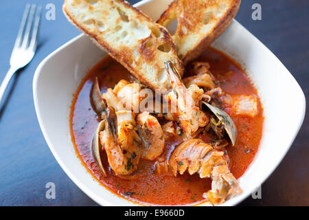 Schüssel Cioppino in einem restaurant Stockfoto